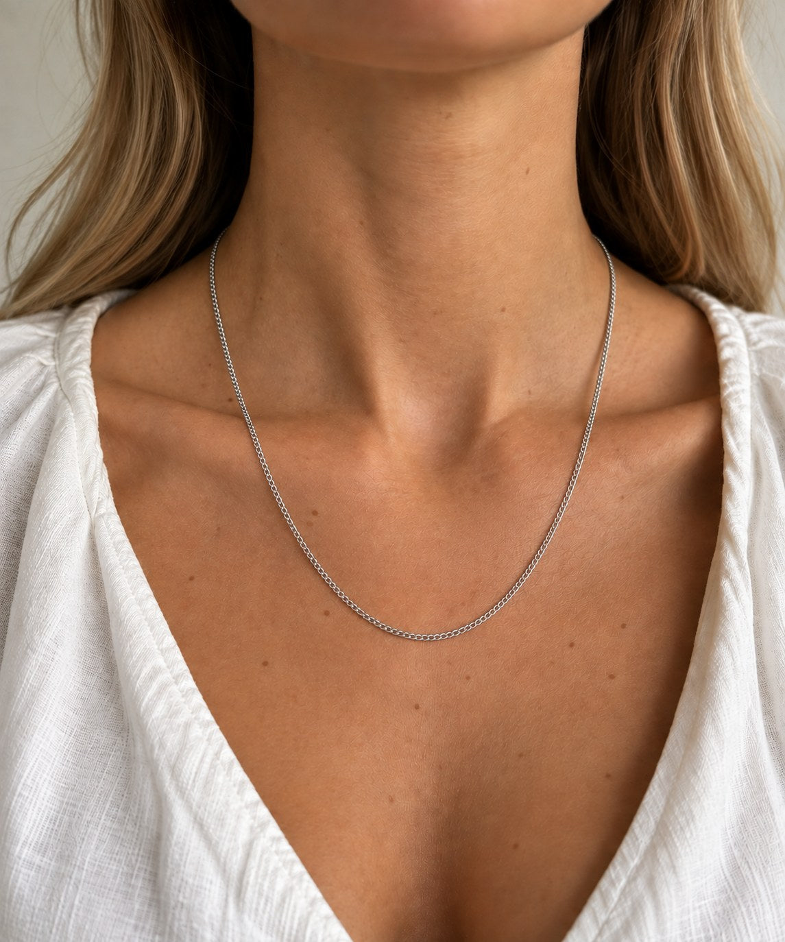 Ketting Klassiek van gerhodineerd zilver om de hals gedragen – lengte 50 cm