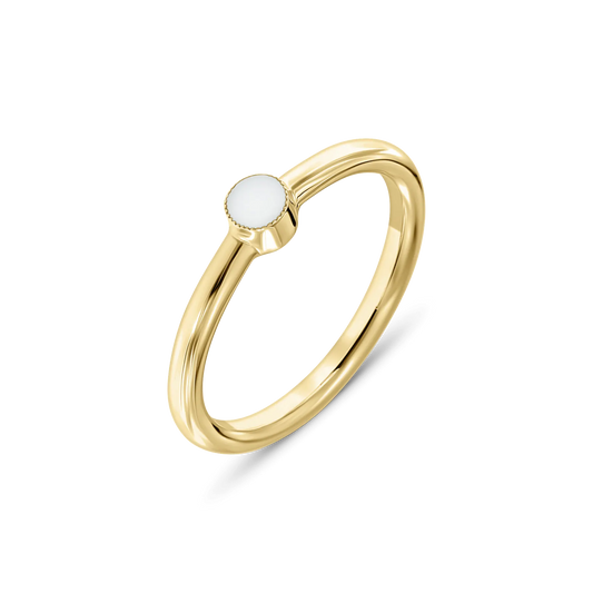 Massief geelgouden ring met een ronde moedermelkhars steen in het midden, eenvoudige en moderne vormgeving.