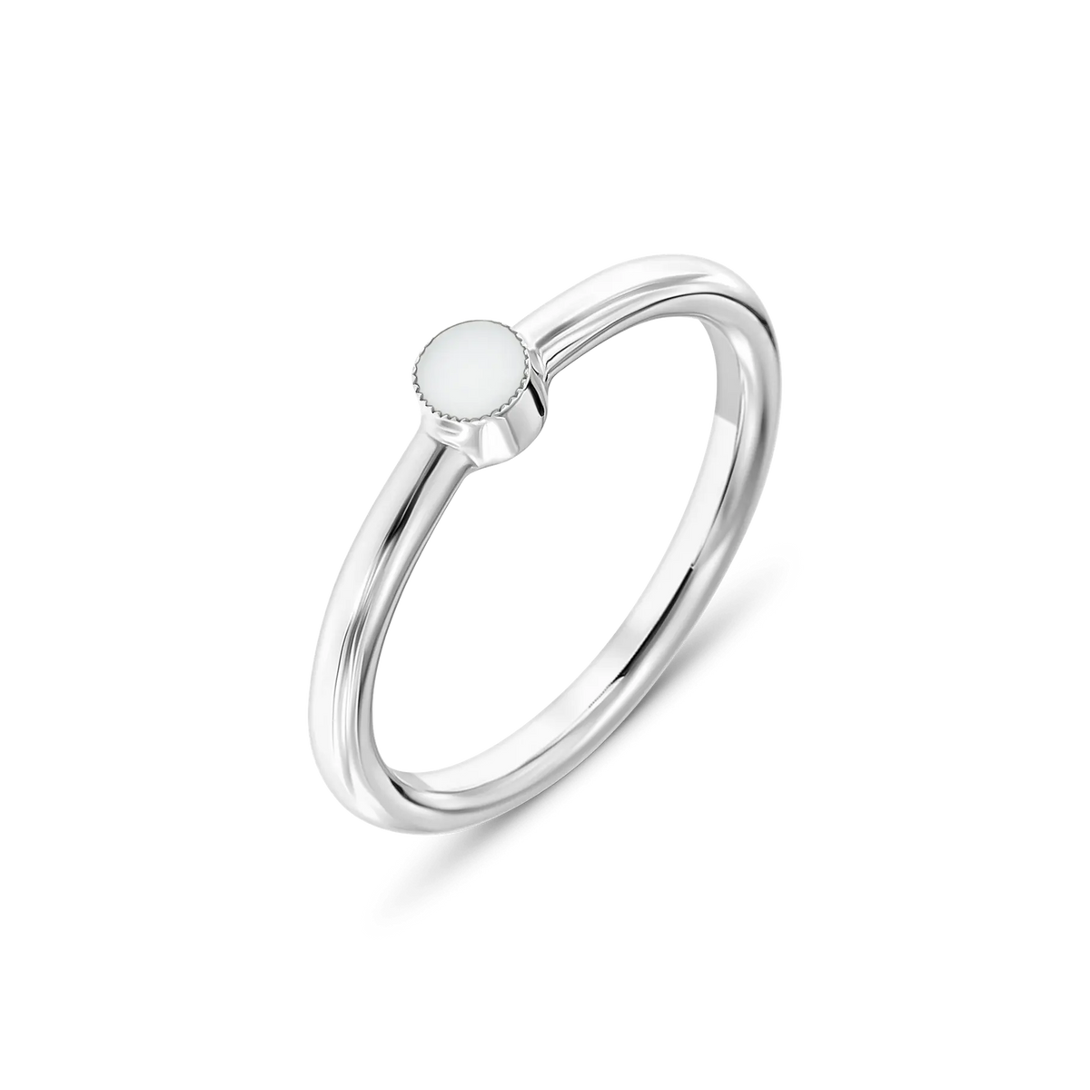 Massief witgouden ring met een ronde, vlakke moedermelkhars steen in het midden.