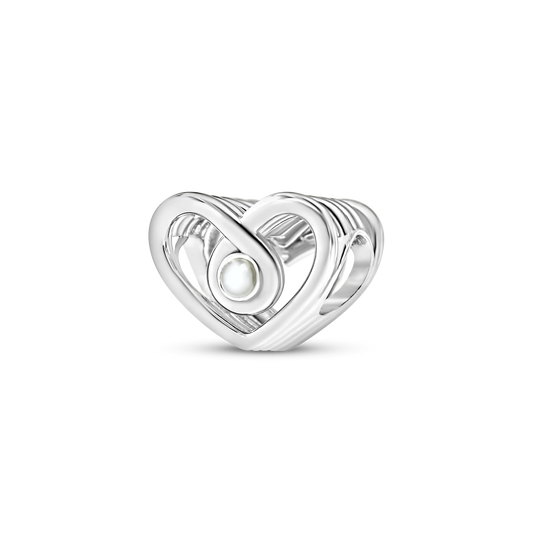 Bedel in de vorm van een hart, gemaakt van 925 zilver met een ronde parel in het midden en een gedraaide design.