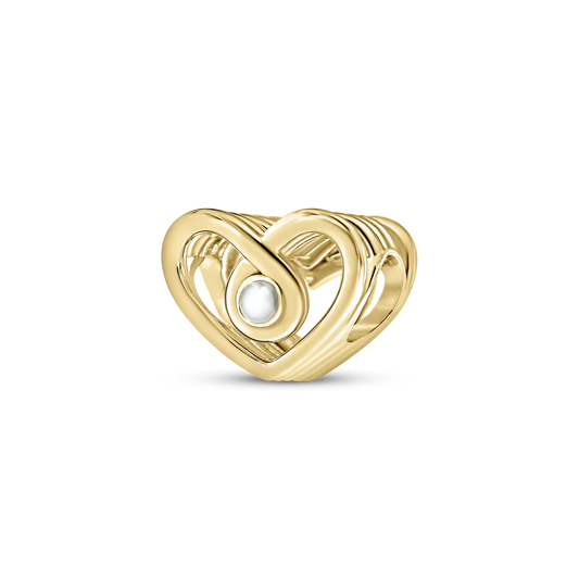 Moedermelk-bedel in geelgoud met een hartvormig ontwerp en een parel in het midden, geschikt voor een bedelarmband of ketting.