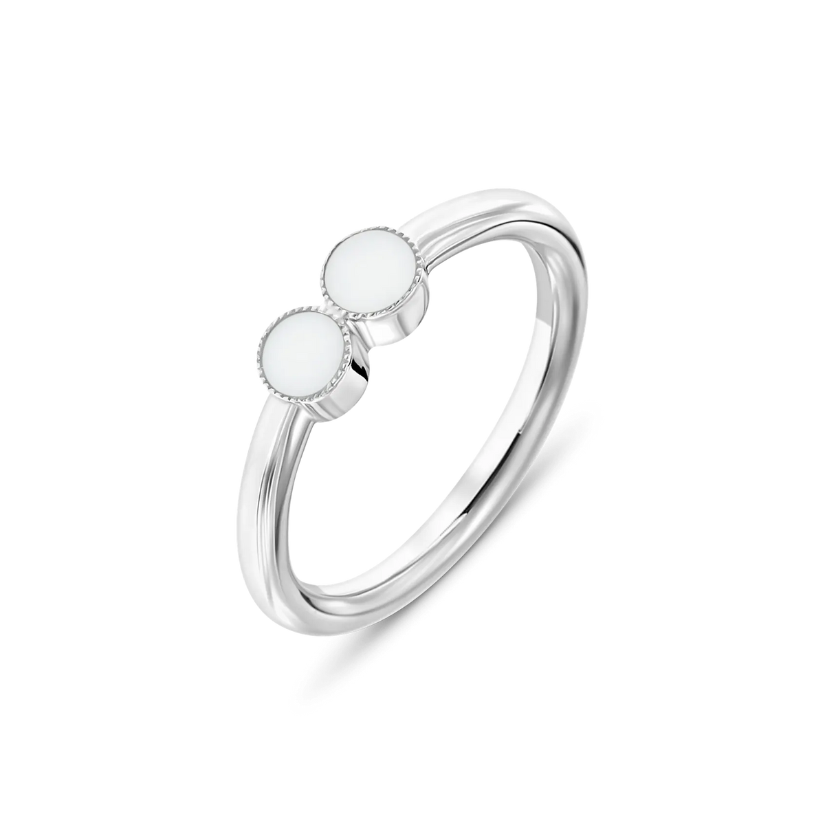 Ring van 925 zilver met twee ronde, witte elementen van moedermelkhars aan de bovenkant.