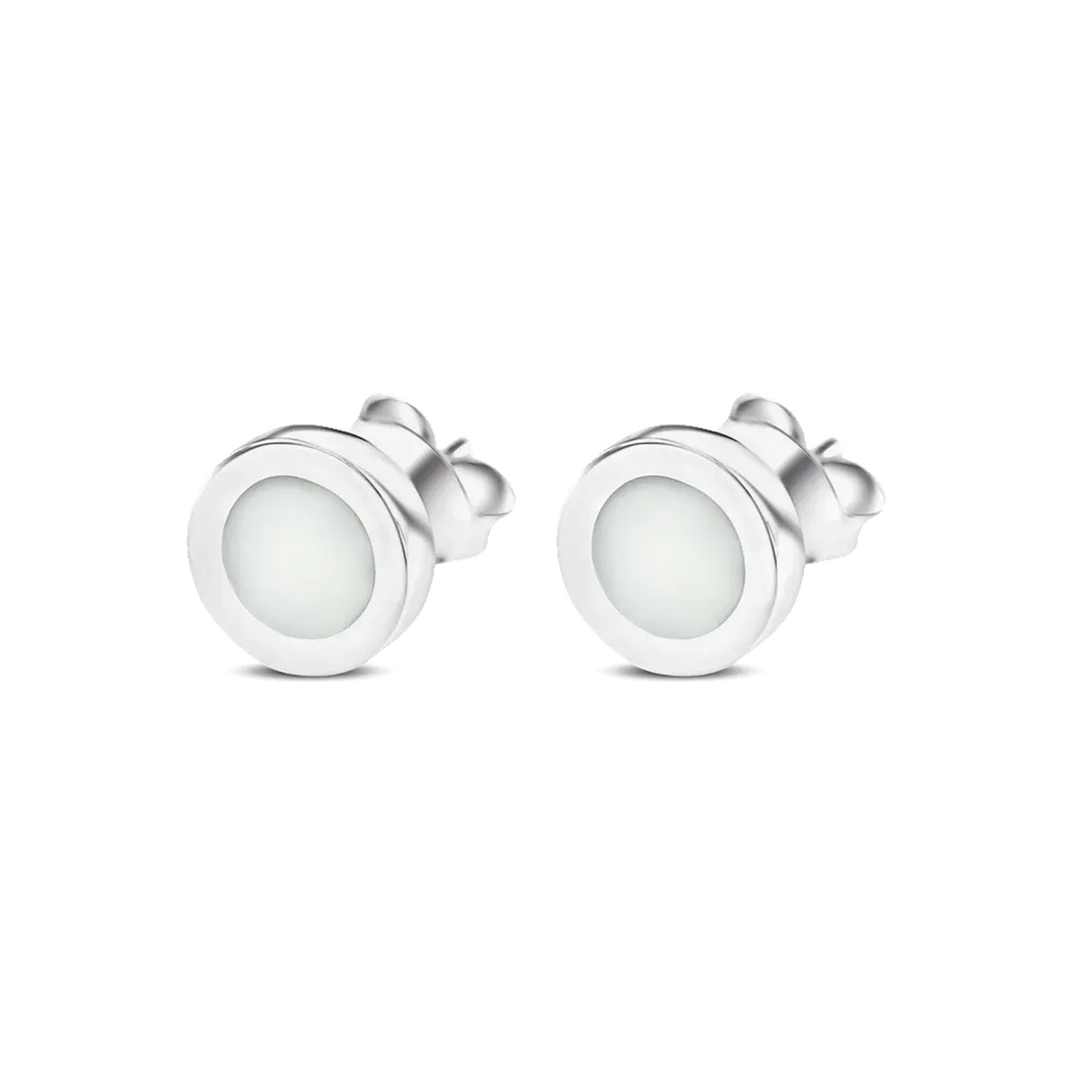 Ronde oorstekers van 925 zilver met een witte moedermelkhars in het midden, eenvoudig en elegant van ontwerp.