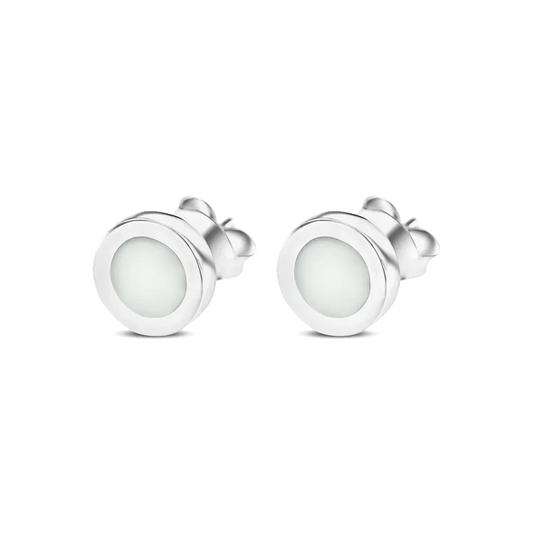 Ronde oorstekers van 925 zilver met een witte moedermelkhars in het midden, eenvoudig en elegant van ontwerp.