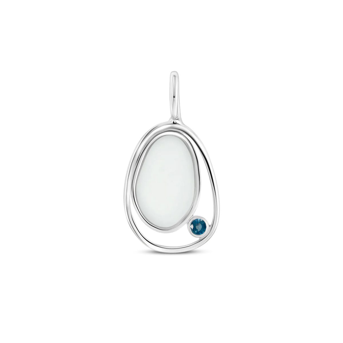 Hanger van massief witgoud met een ovaal stuk moedermelkhars en een kleine geboortesteen in blauw.