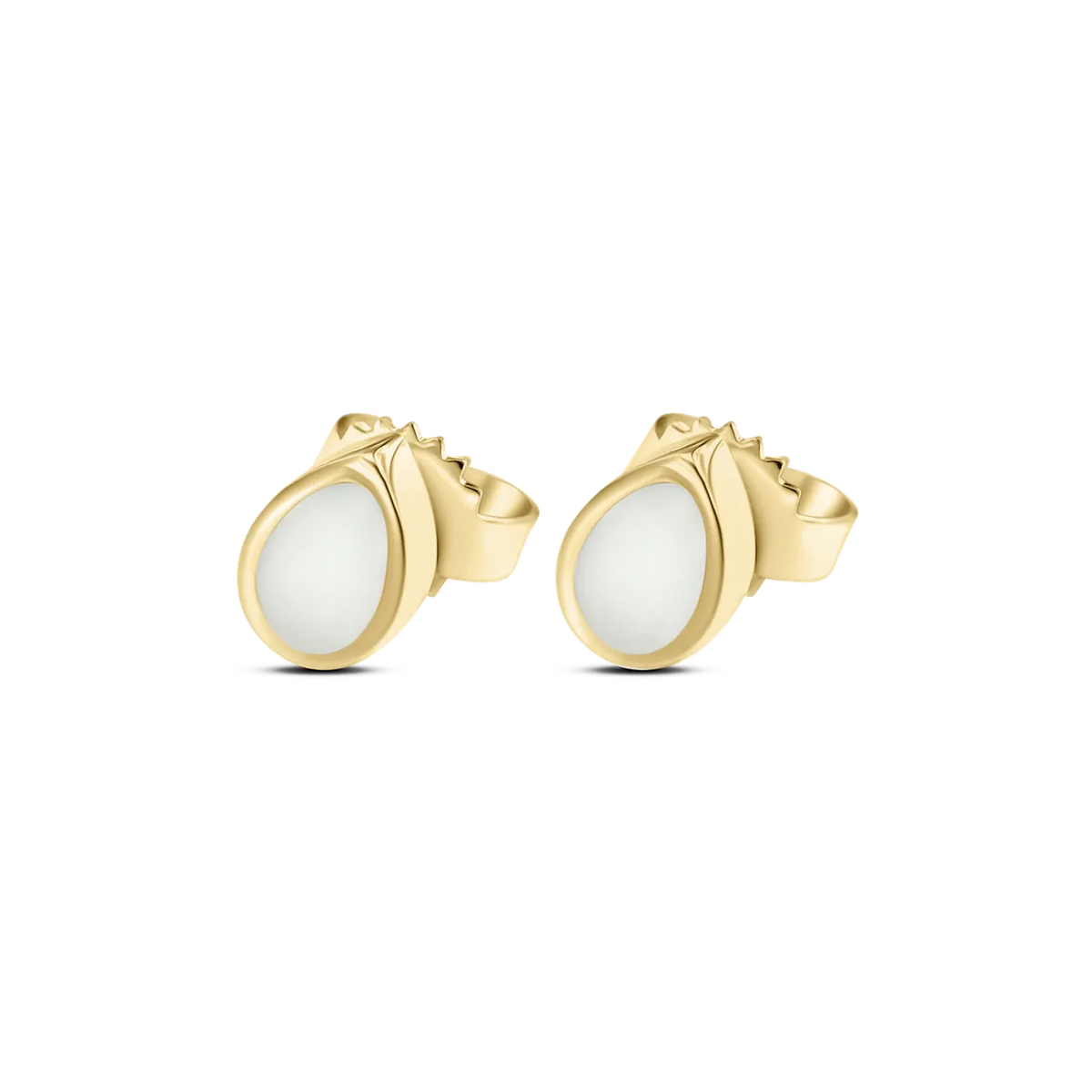 Massief geelgouden oorstekers in druppelvorm met een gladde, witte moedermelkvulling.