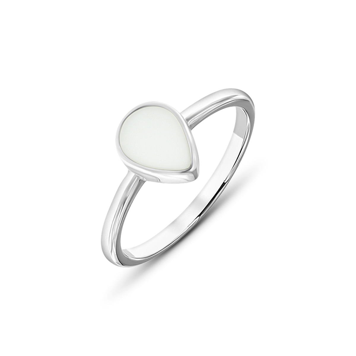 Druppelvormige ring van 925 zilver met een gladde, witte moedermelkhars in het midden.