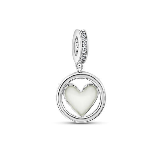 Hartvormige bedel van 925 zilver met een binnenkant van moedermelkhars en een glinsterende zirkonia rand.