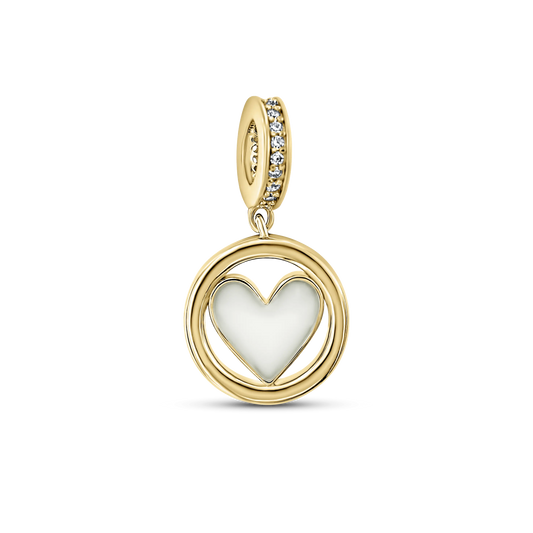 Gouden bedel in de vorm van een hart met een moedermelkvulling, omringd door een ring van zirkonia.