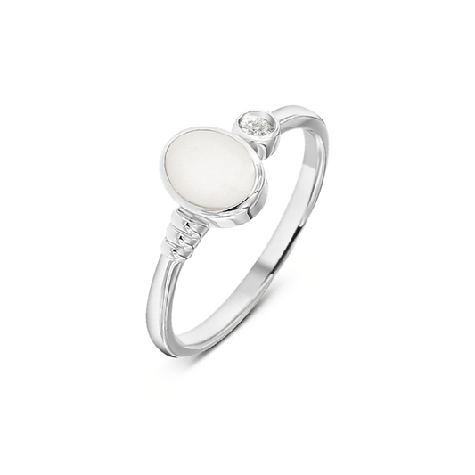 Ronde ring van 925 zilver met een vlak van moedermelkhars en een kleine zirkonia aan de zijkant.