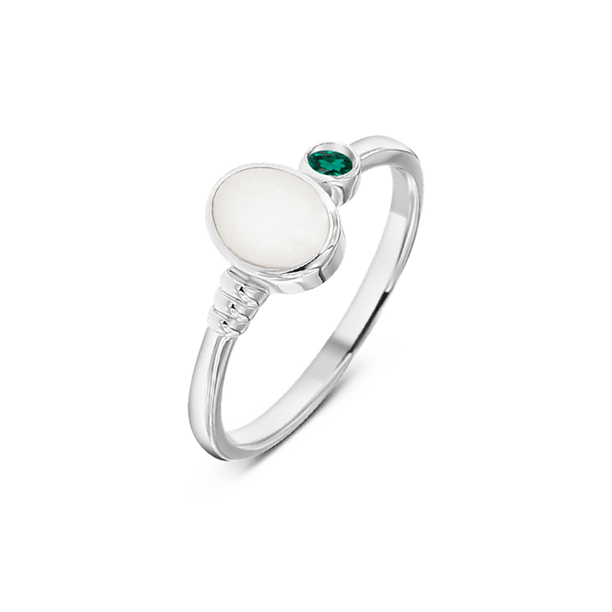 Ronde moedermelk-ring van 925 zilver met een groene geboortesteen en een gladde, glanzende afwerking.