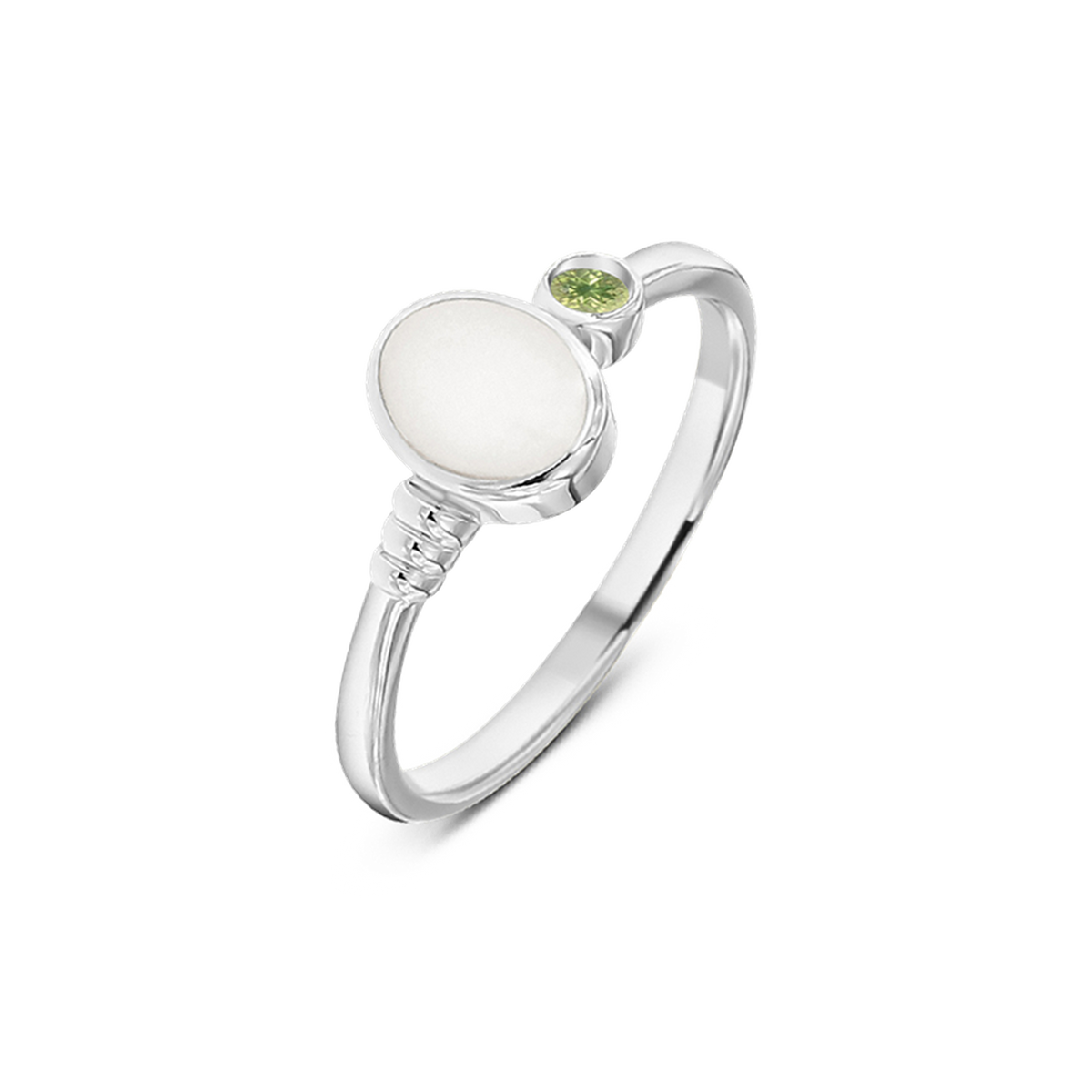 Ronde moedermelk-ring van 925 zilver met een groene geboortesteen en een gladde, glanzende afwerking.