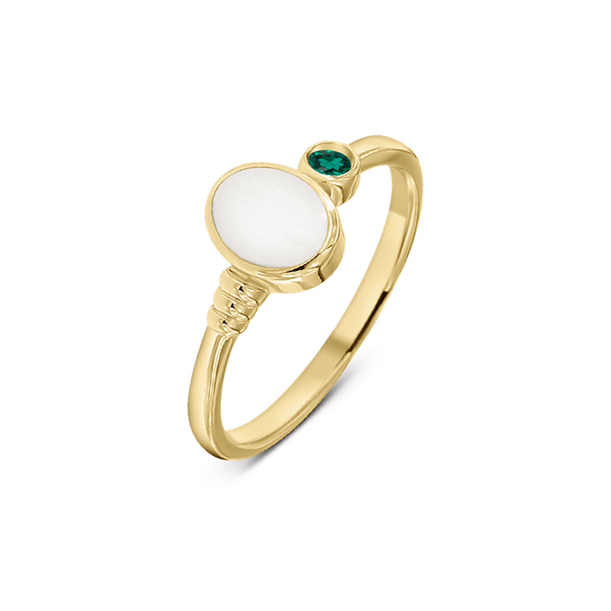 Ring van massief geelgoud met een ronde moedermelkhars en een groene geboortesteen aan de zijkant.