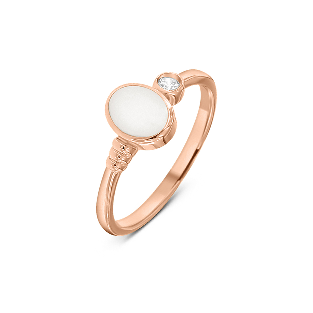 Roségouden ring met een ronde moedermelkhars steen en een zirkonia, elegant gevormd met een verfijnde afwerking.