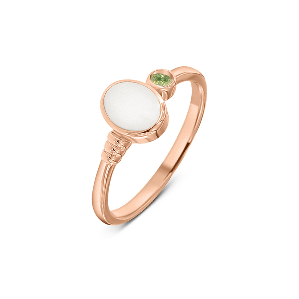 Roségouden ring met een ronde moedermelkhars steen en een groene geboortesteen aan de zijkant.