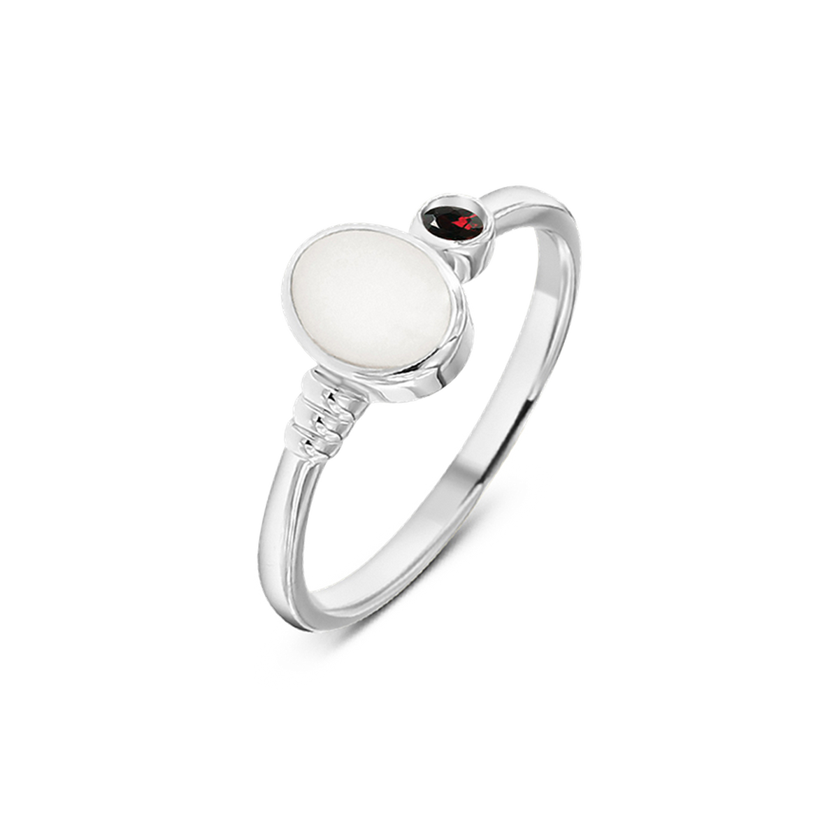 Ring van massief witgoud met een ronde moedermelkhars en een kleine rode geboortesteen aan de zijkant.