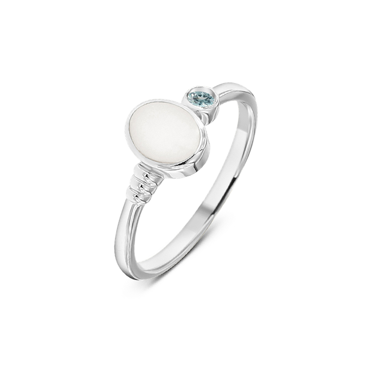 Massief witgouden ring met een ronde moedermelkhars en een kleine geboortesteen in een lichte kleur.