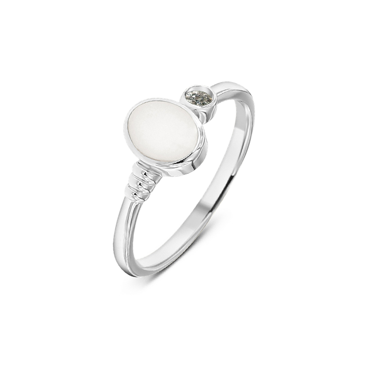 Massief witgouden ring met een ronde moedermelkhars steen en een kleine zirkonia aan de zijkant.