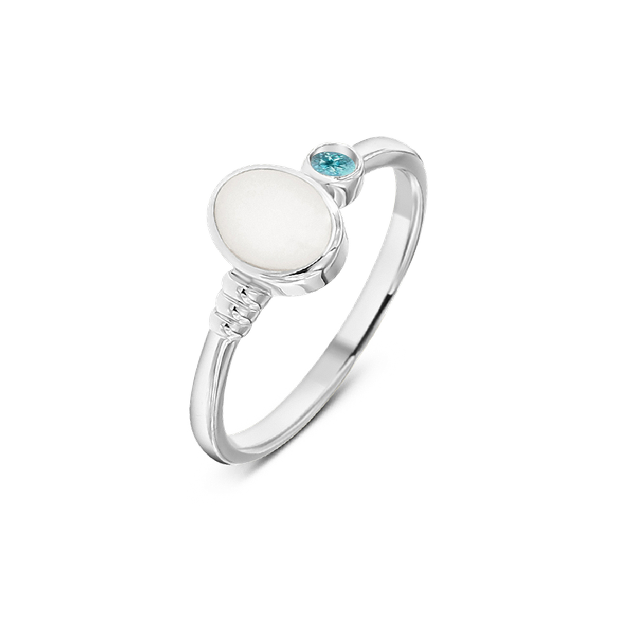 Ring van massief witgoud met een ronde moedermelkhars en een lichtblauwe geboortesteen aan de zijkant.