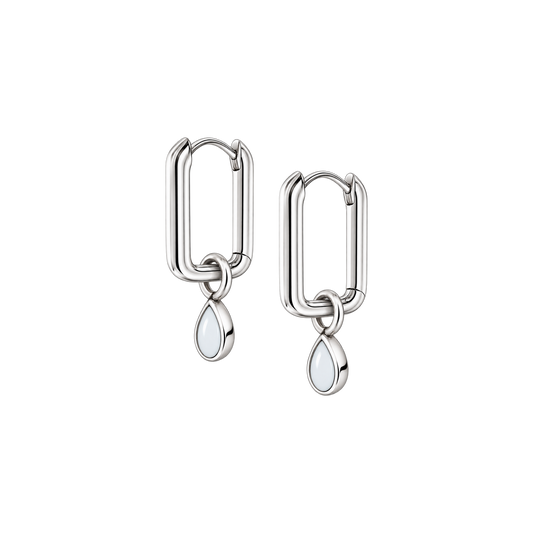 Oorstekers van 925 zilver met een moderne, rechte vorm en een druppelvormige hanger van moedermelkhars.