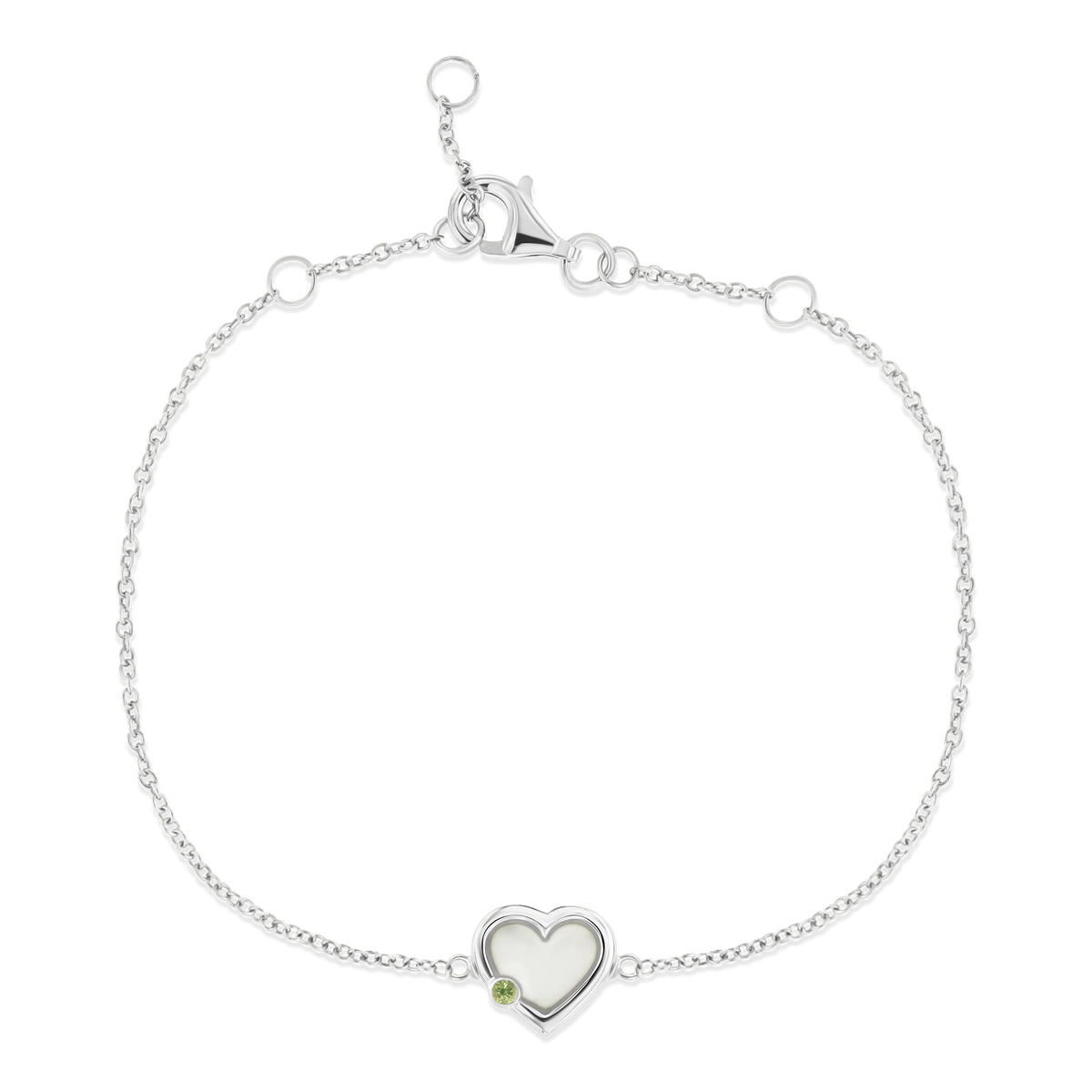 Armband van 925 zilver met een hartvormige hanger en een groene geboortesteen, met een delicate schakelsluiting.