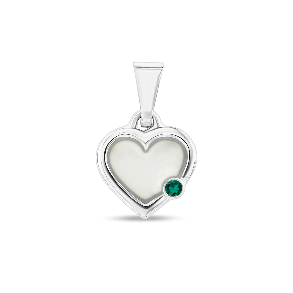 Hartvormige hanger van 925 zilver met een vlak van moedermelkhars en een groene geboortesteen.