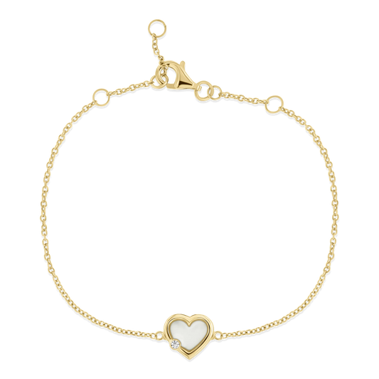 Armband van massief geelgoud met een hartvormige hanger van moedermelkhars en een zirkonia-steentje.