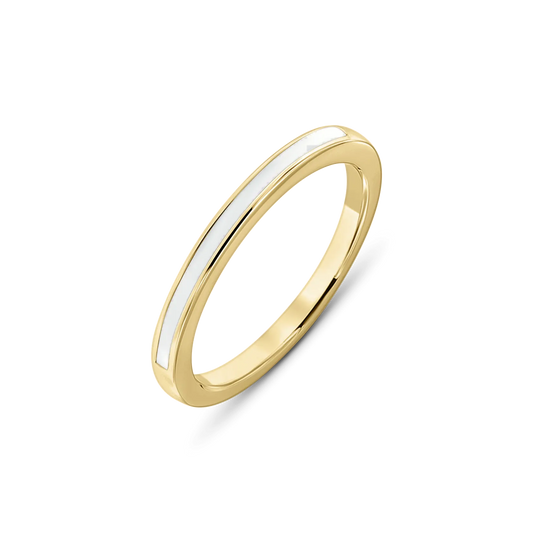 Massief geelgouden ring met een gladde afwerking en een vlak van moedermelkhars aan de bovenkant.