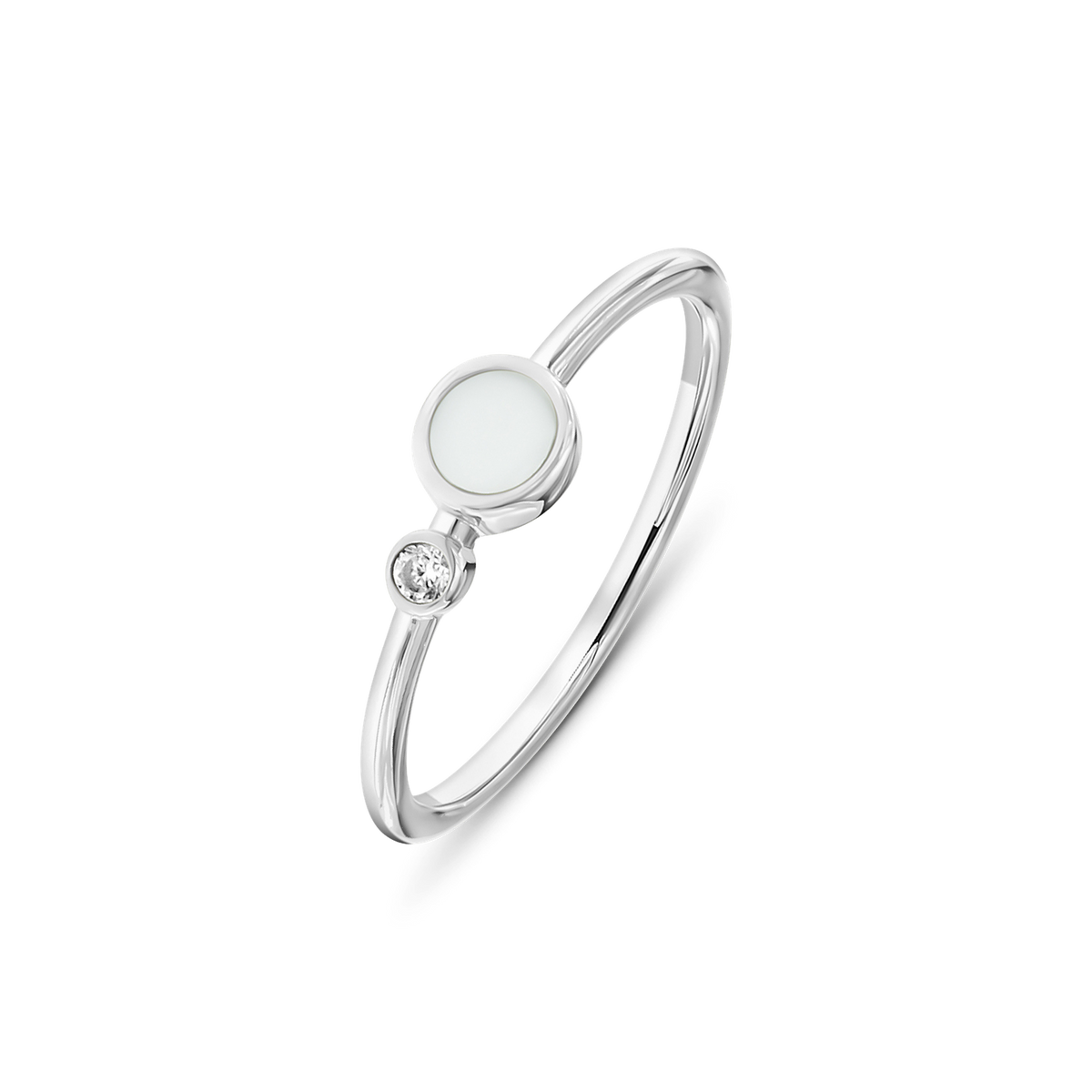 Ring van 925 zilver met een ronde moedermelkhars steen en een zirkonia aan de zijkant.