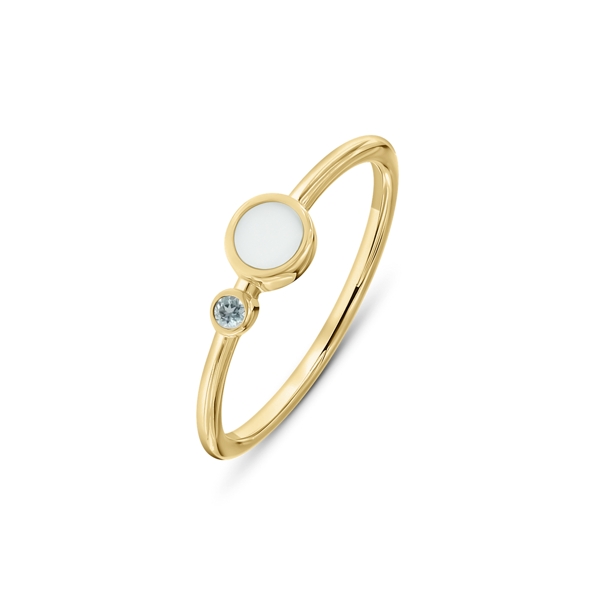 Ring van massief geelgoud met een ronde moedermelkhars en een zirkonia aan de zijkant.