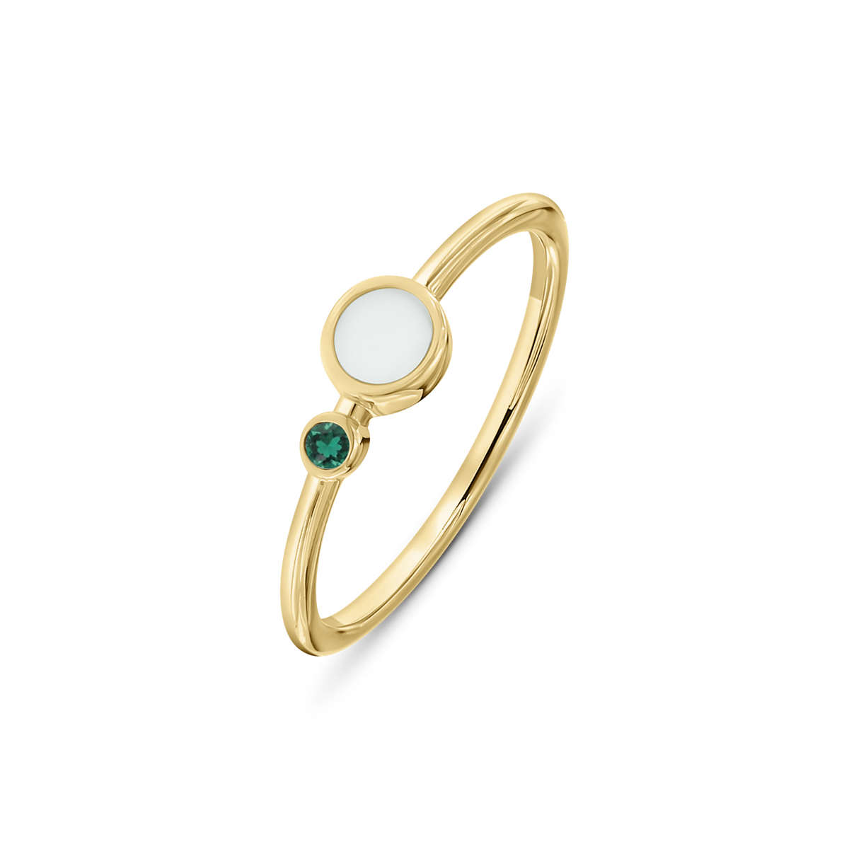 Ring van massief geelgoud met een ronde moedermelkhars en een groene zirkonia, elegant en minimalistisch van ontwerp.