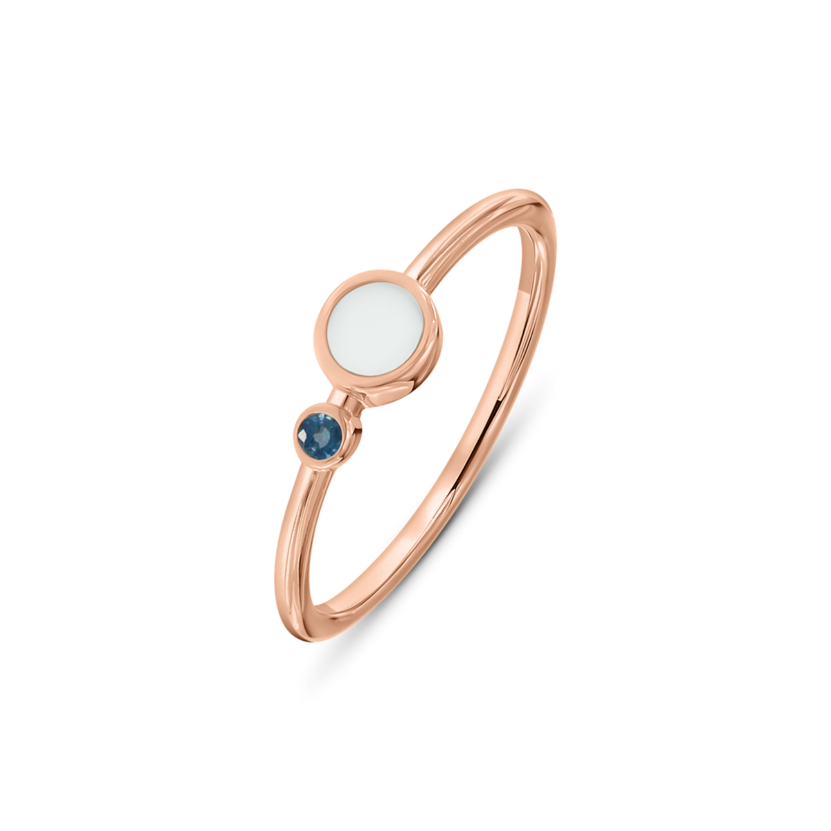 Roségouden ring met een ronde moedermelkhars in het midden en een blauwe geboortesteen aan de zijkant.