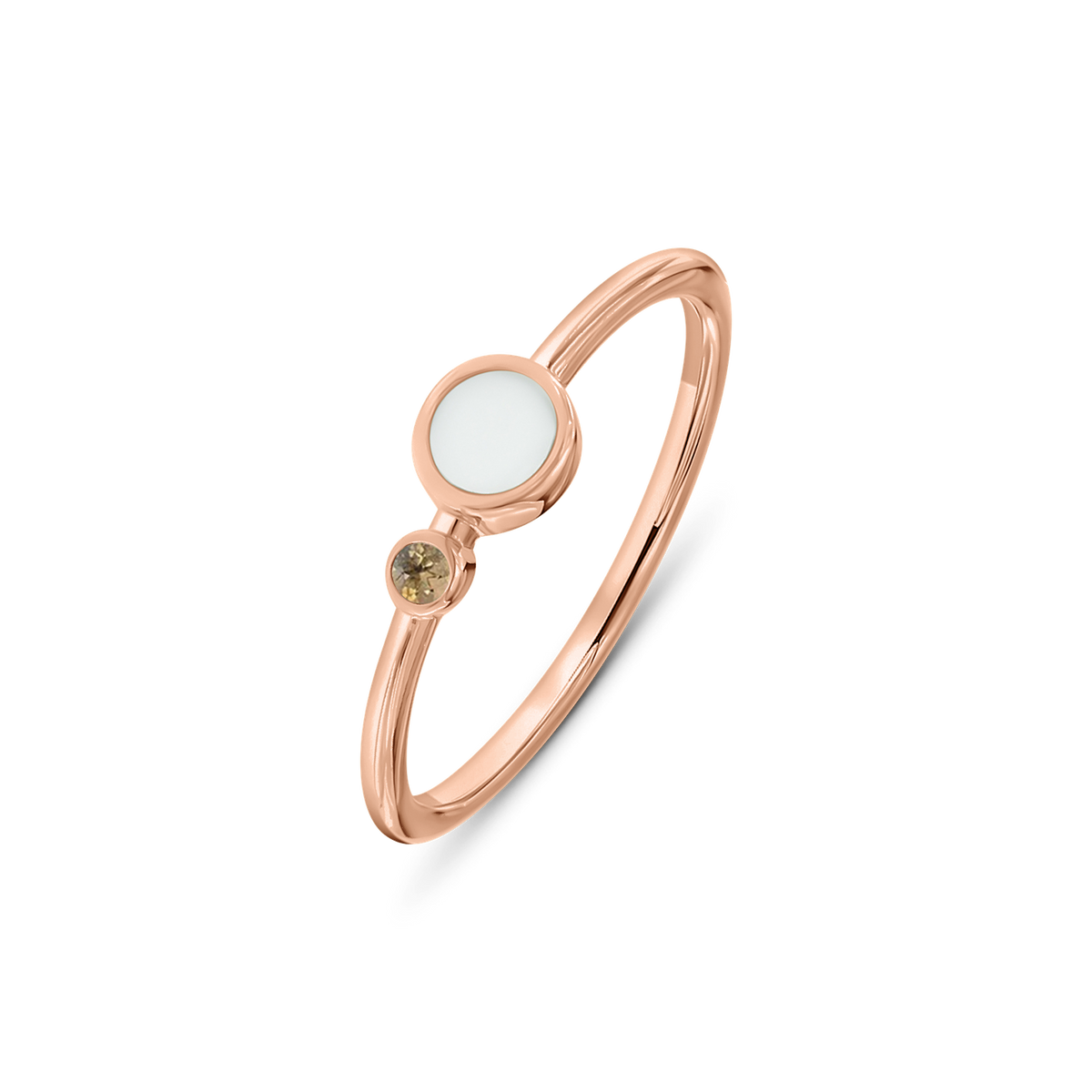 Roségouden ring met een ronde moedermelkhars in het midden en een kleine groene geboortesteen aan de zijkant.