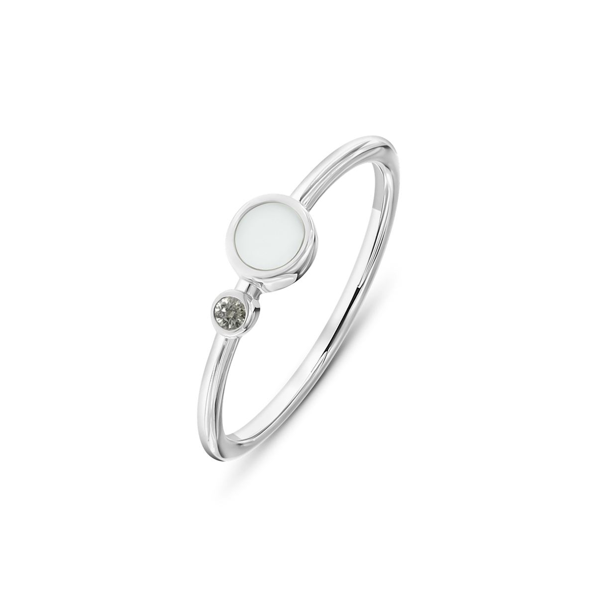Massief witgouden ring met een ronde moedermelkhars en een kleine zirkonia aan de zijkant.