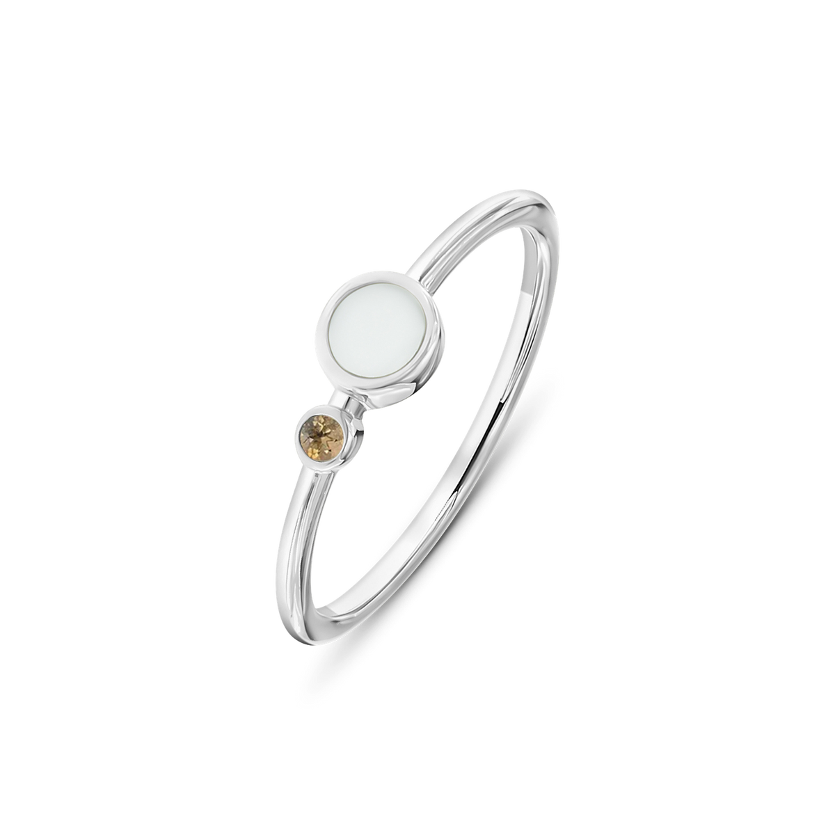 Massief witgouden ring met een ronde moedermelkhars en een kleine bruine zirkonia, elegant en minimalistisch van ontwerp.