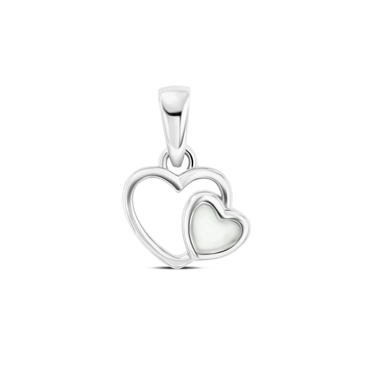 Hanger in 925 zilver met twee overlappende hartvormen, waarvan het kleinere hart gevuld is met moedermelkhars.