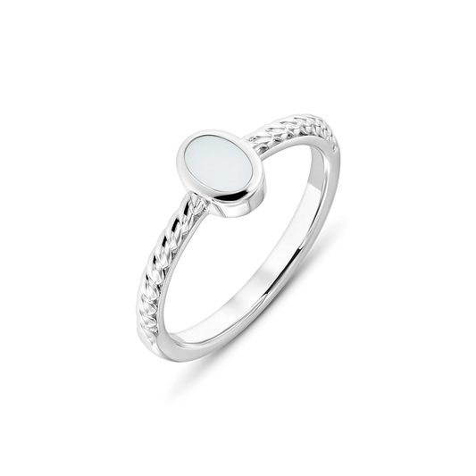 Elegante ring van 925 zilver met een gevlochten band en een ovale, gladde moedermelkhars in het midden.