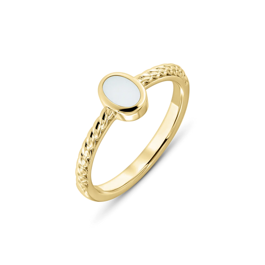 Massief geelgouden ring met een ovale moedermelkhars steen en een gevlochten band.