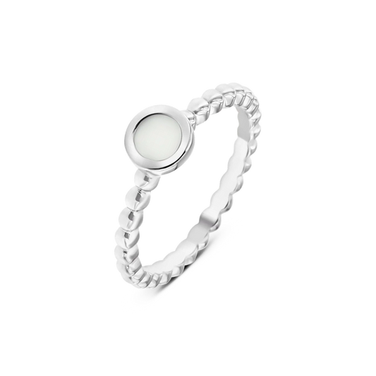 Ronde moedermelk-ring van 925 zilver met een gedraaide band en een gladde, witte harssteen in het midden.