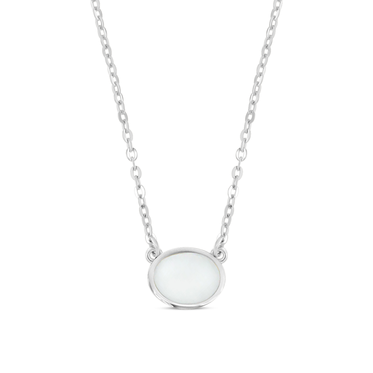 Zilveren ketting met een ovale hanger van heldere moedermelkhars, elegant en eenvoudig van ontwerp.