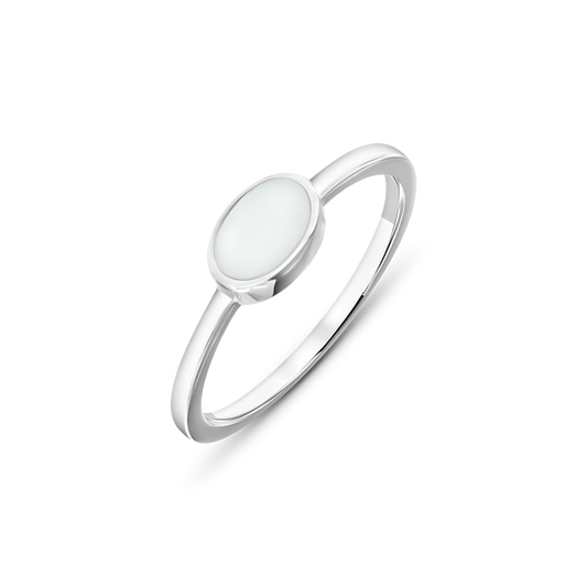Elegante ring van 925 zilver met een ovale moedermelkhars inlay, eenvoudig en tijdloos van ontwerp.