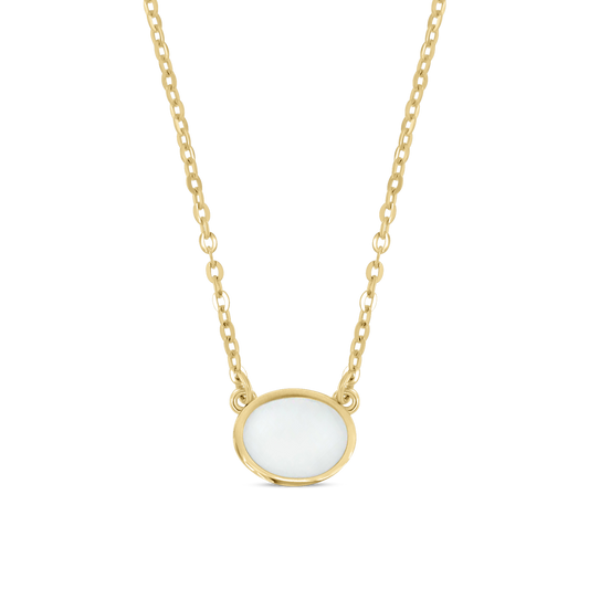 Massief geelgouden hanger met een ronde, witte moedermelkhars steen en een gedetailleerde schakelketting.