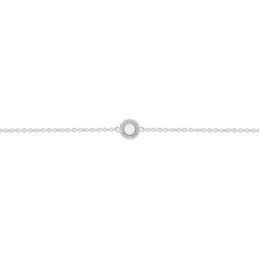 Armband van 925 zilver met een ronde schijf van moedermelkhars in het midden, elegant en minimalistisch van ontwerp.