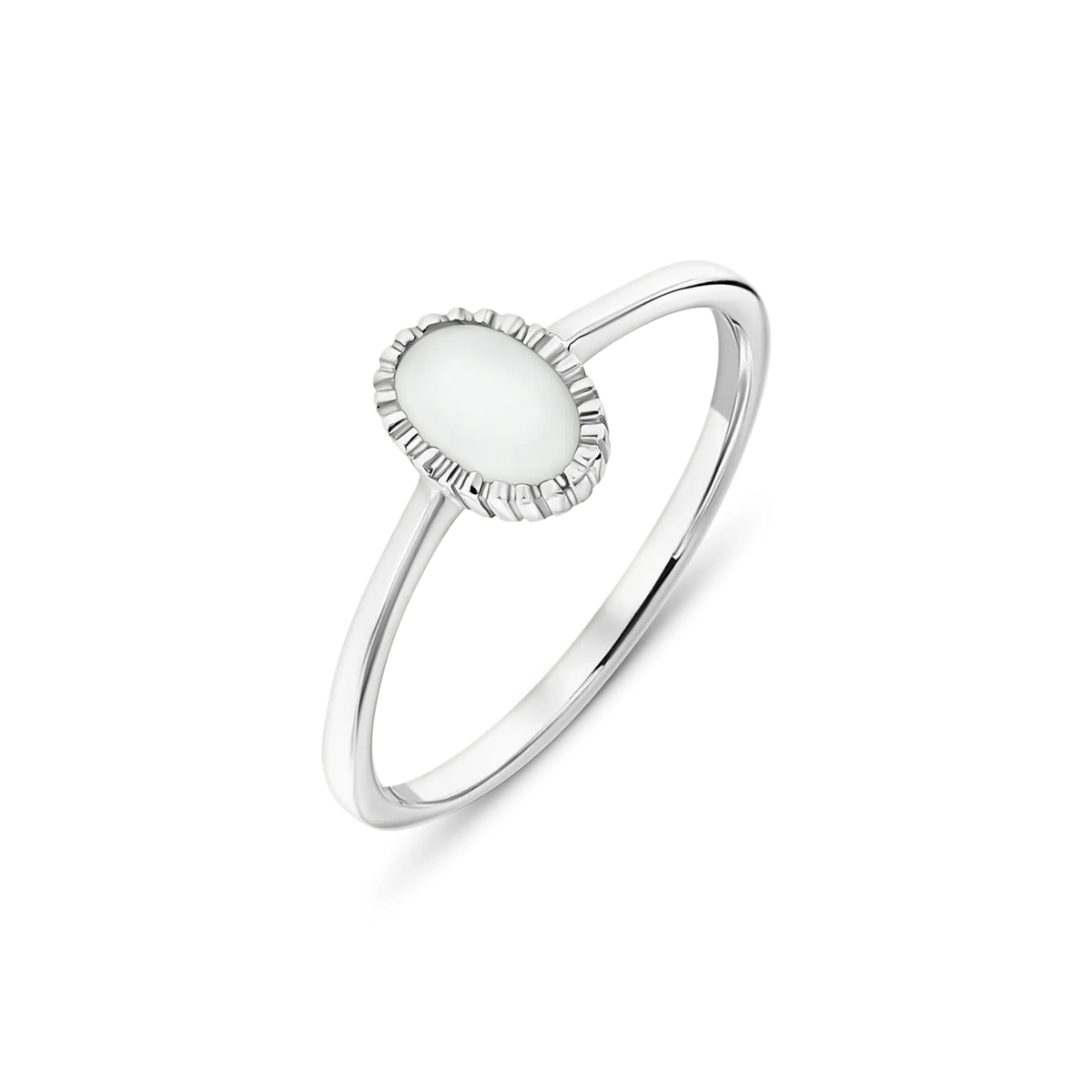 Ronde moedermelk-ring van 925 zilver met een ovale, witte steen omringd door een fijne, geribbelde rand.