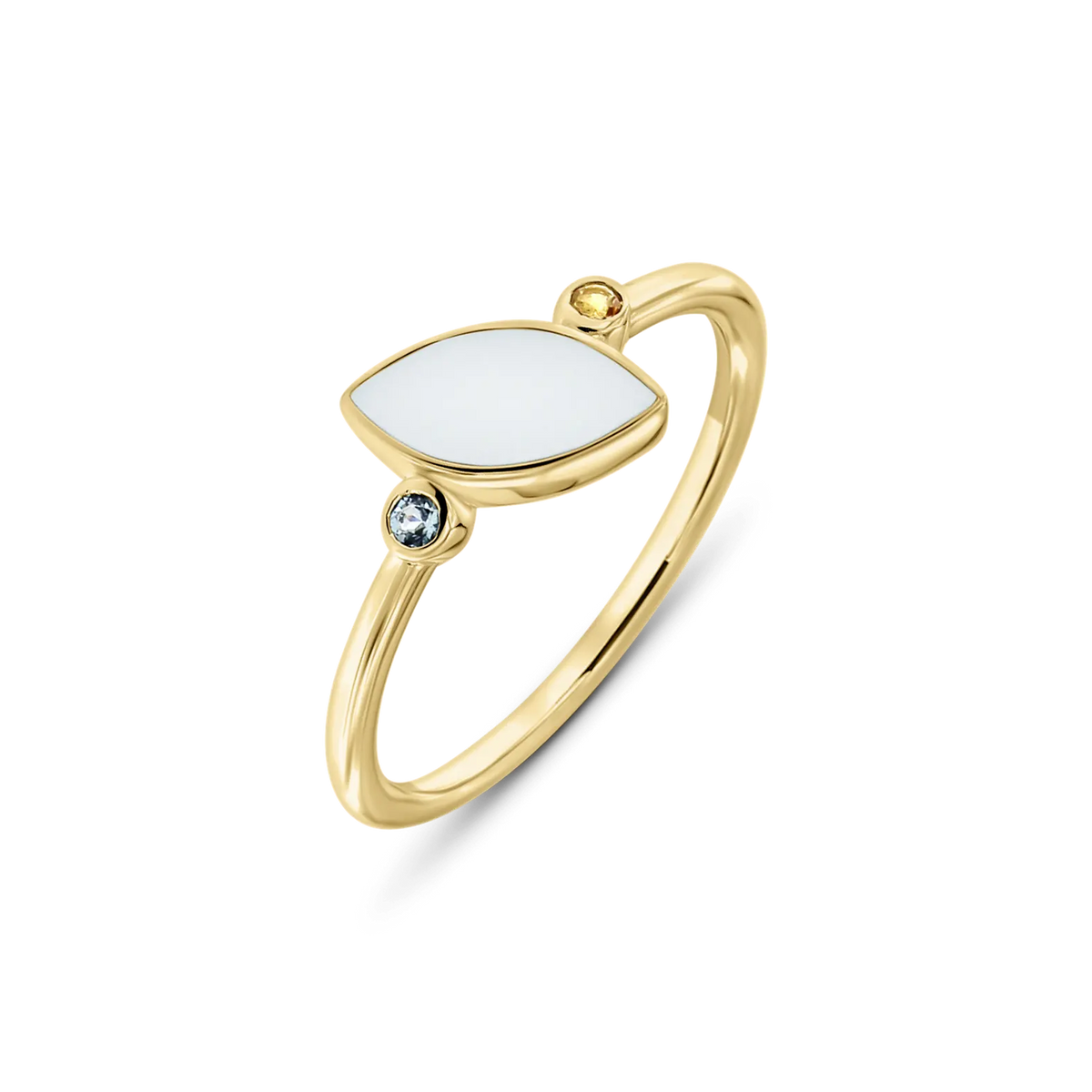 Ring van massief geelgoud met een ovale moedermelkhars en een kleine zirkonia aan de zijkant.