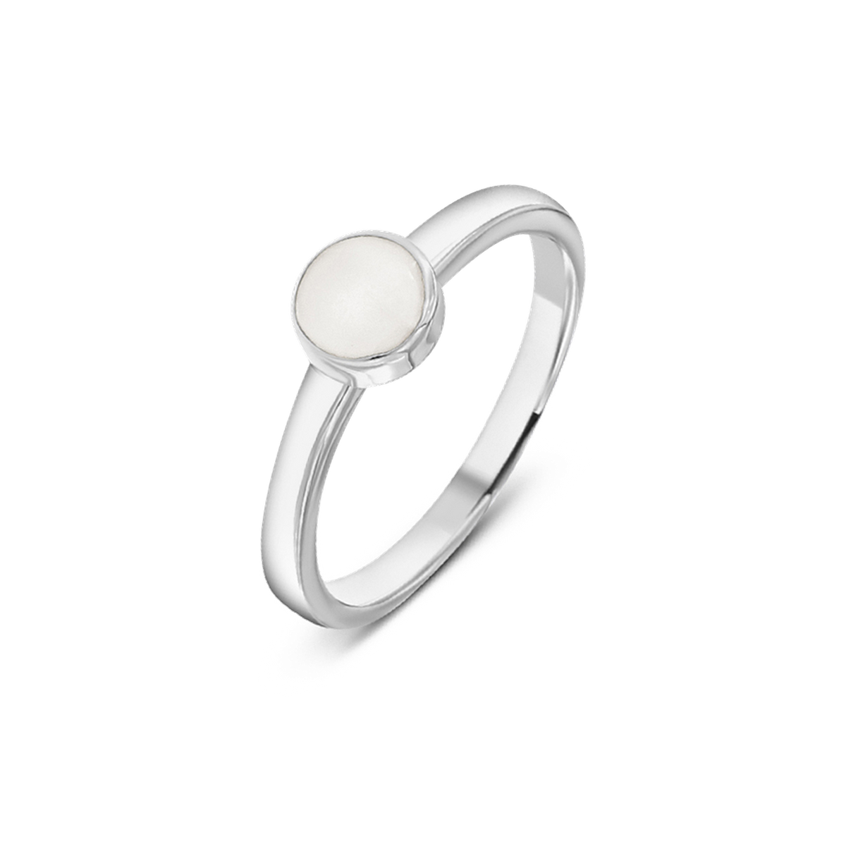 Massief witgouden ring met een ronde, vlakke schijf van moedermelkhars in het midden.