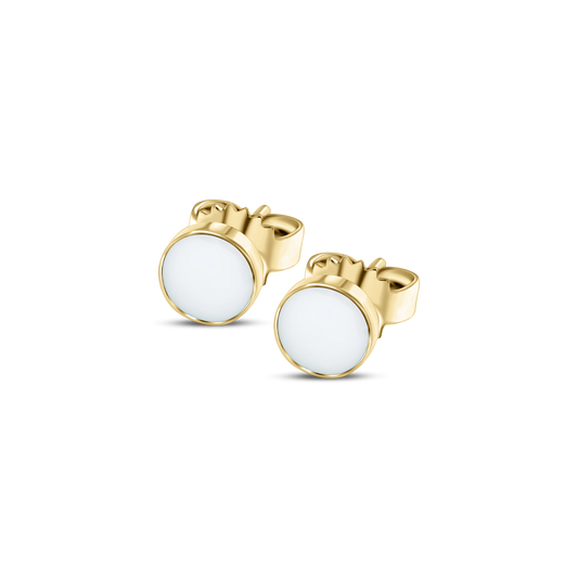 Massief geelgouden oorstekers met een ronde, witte moedermelkharssteen en een eenvoudige, elegante sluiting.