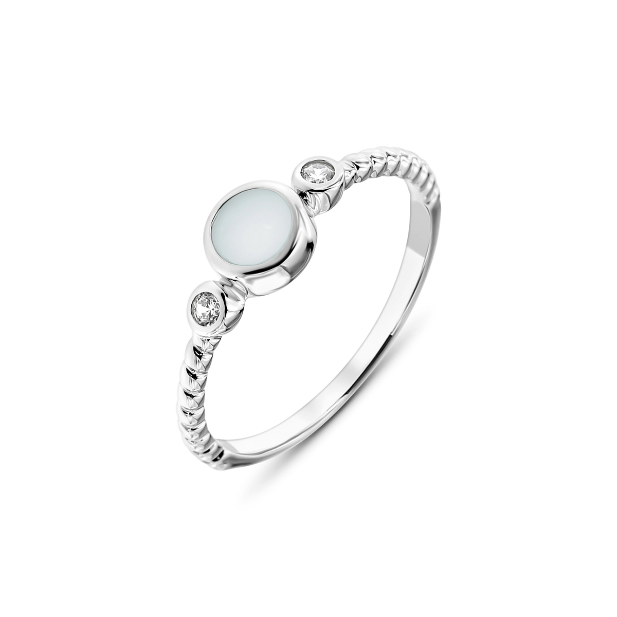 Ring van 925 zilver met een ronde moedermelkhars in het midden en twee kleine zirkonia's aan weerszijden, met een gedraaid bandje.