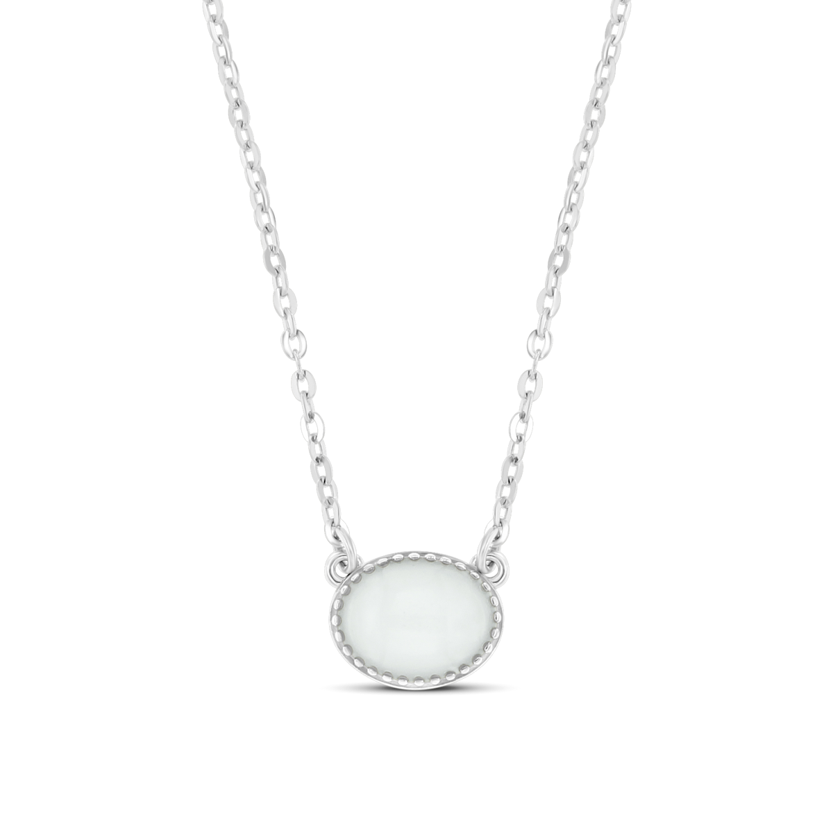 Hanger van 925 zilver met een ovale, witte moedermelkhars steen en een verfijnde rand, aan een delicate zilveren ketting.