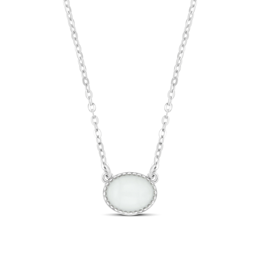 Hanger van 925 zilver met een ovale, witte moedermelkhars steen en een verfijnde rand, aan een delicate zilveren ketting.